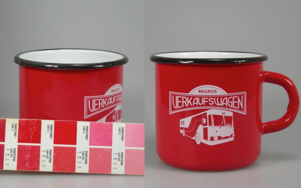Farbspritzung Hydrolack Rot PMS 185C auf Emaillebecher